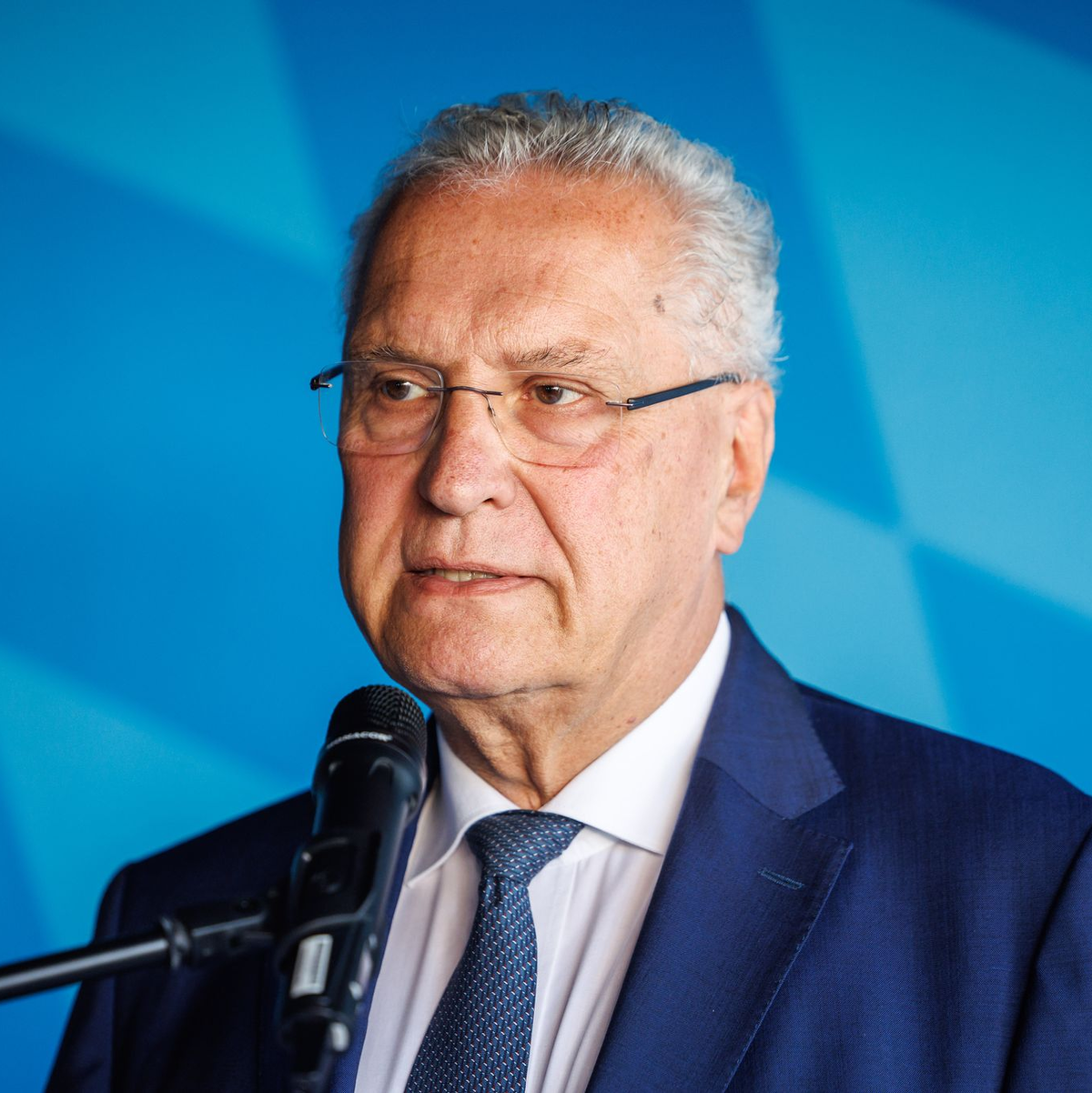 Will DFB und DFL beim Thema Gewalt im Fußball in die Pflicht nehmen: Bayerns Innenminister Joachim Herrmann (CSU). - Foto: Matthias Balk/dpa