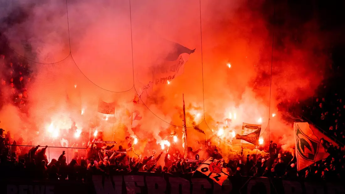 Der Einsatz von Pyrotechnik im Stadion ist Polizei und Verbänden ein großer Dorn im Auge. - Bild: Rolf Vennenbernd/dpa