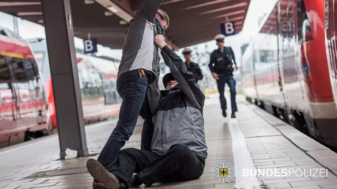 Bundespolizeidirektion München: Fahrradhelm schützt vor Verletzungen - Bundespolizei sucht Zeugen - Bild: presseportal.de