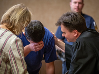 Der junge Mann weinte vor Gericht. - Foto: Peter Kneffel/dpa