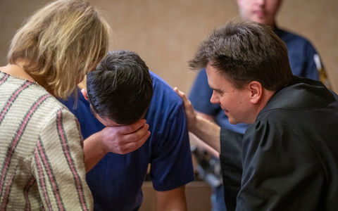 Der junge Mann weinte vor Gericht. - Foto: Peter Kneffel/dpa