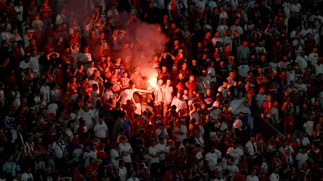 Am Rande des Spiels Dänemark gegen Serbien (Foto aus dem Stadion) kam es auf dem Münchner Marienplatz zu Ausschreitungen. - Bild: Peter Kneffel/dpa