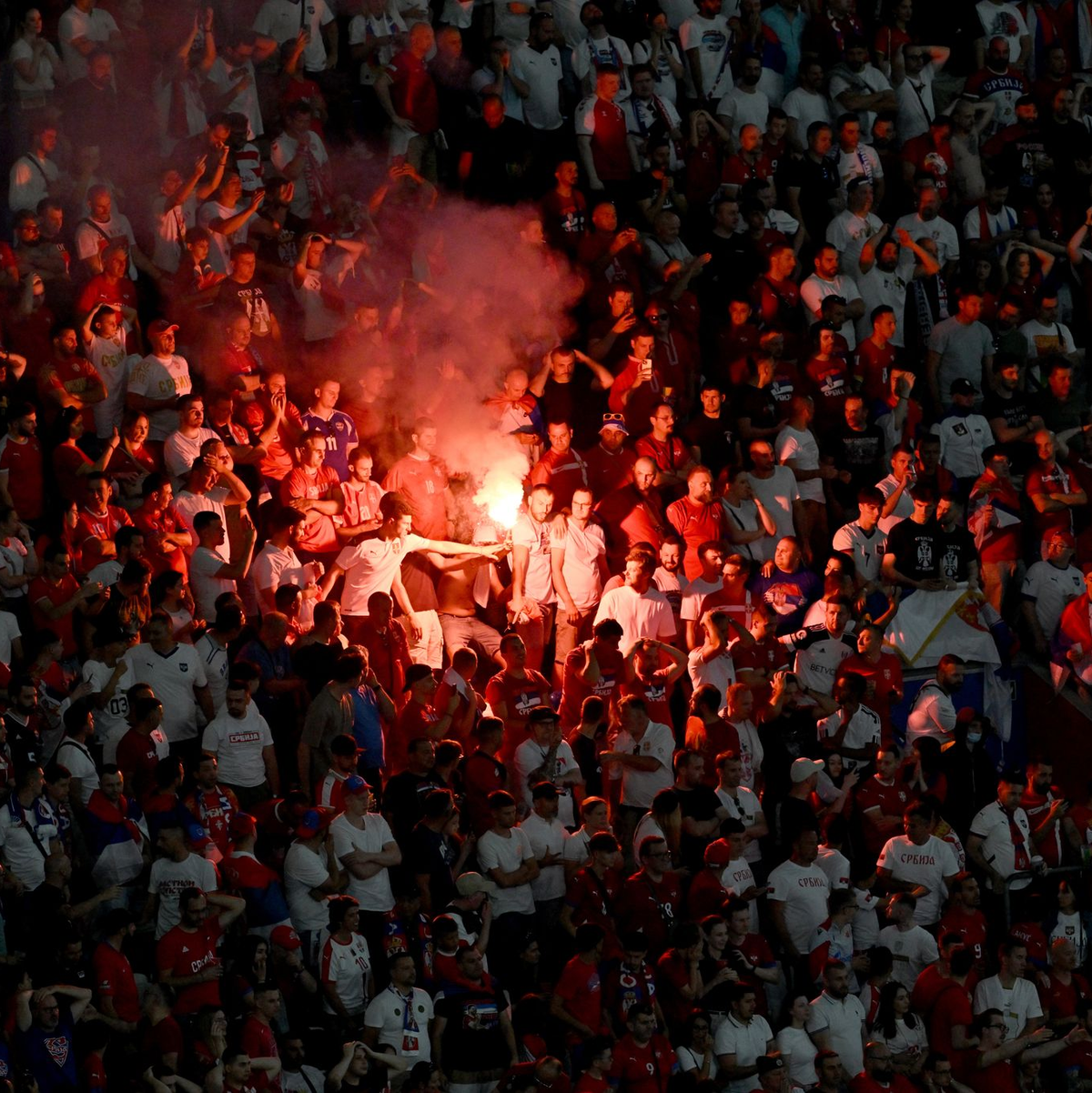 Am Rande des Spiels Dänemark gegen Serbien (Foto aus dem Stadion) kam es auf dem Münchner Marienplatz zu Ausschreitungen. - Foto: Peter Kneffel/dpa