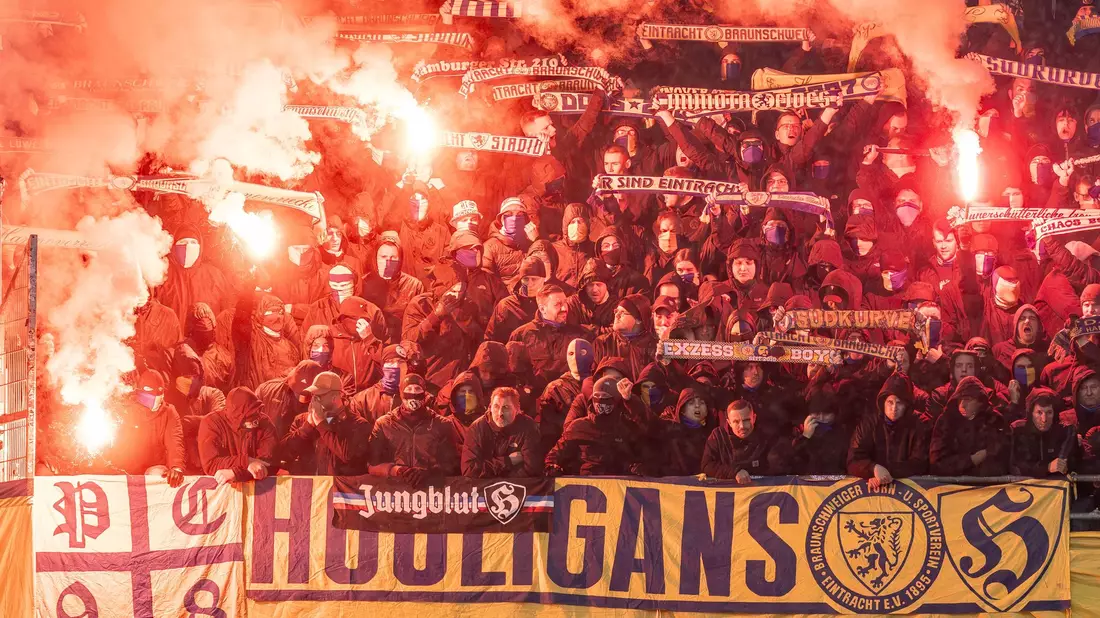 Der Einsatz von Pyrotechnik in Stadien sorgt bei Politikern und Verbänden regelmäßig für große Kritik. - Bild: Axel Heimken/dpa