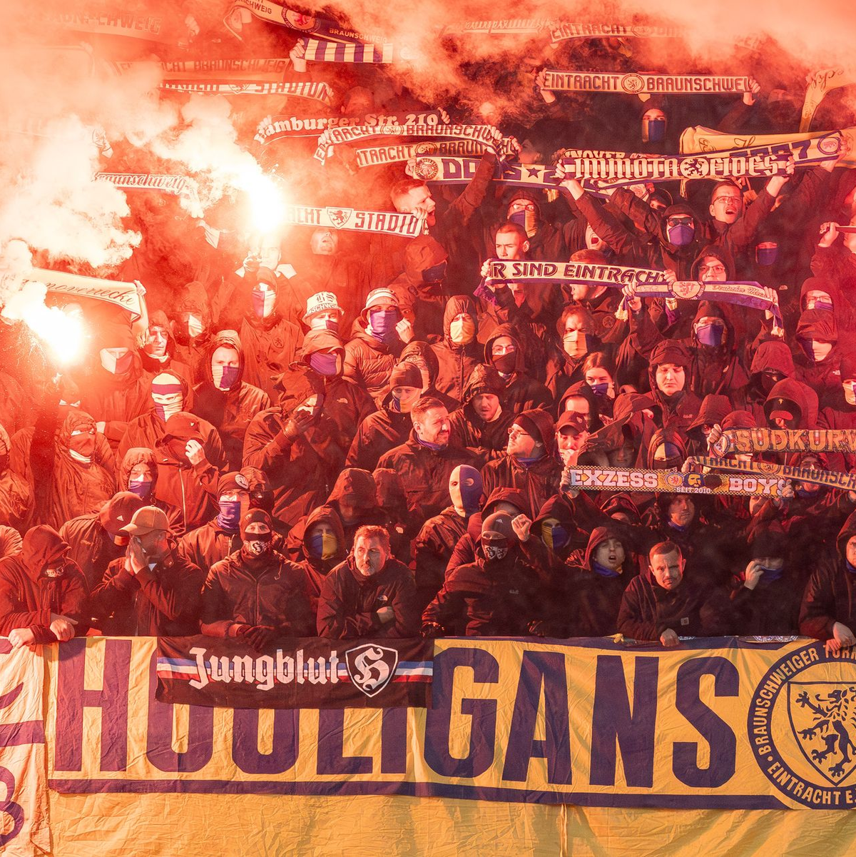 Der Einsatz von Pyrotechnik in Stadien sorgt bei Politikern und Verbänden regelmäßig für große Kritik. - Foto: Axel Heimken/dpa