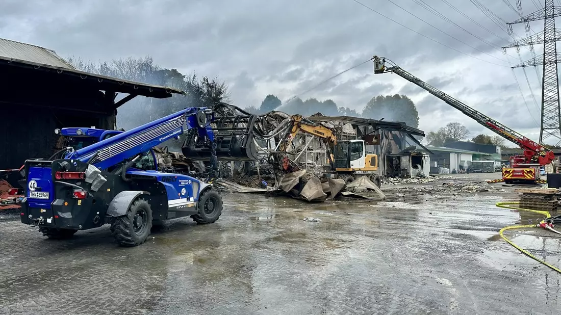 FW Hünxe: Folgemeldung: Halle eines Gewerbebetriebs in Vollbrand - Bild: presseportal.de