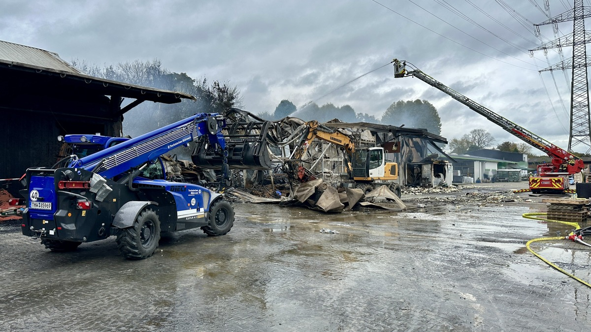 FW Hünxe: Folgemeldung: Halle eines Gewerbebetriebs in Vollbrand - Foto: presseportal.de