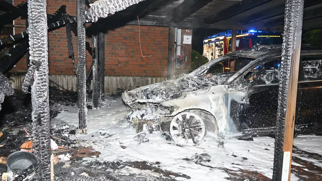 POL-STD: Carport zwischen zwei Reihenhäusern in Stade ausgebrannt - PKW komplett zerstört - Sachschaden ca. 50.000 Euro, Zwei Transporter an der Bundesstraße 73 in Ovelgönne aufgebrochen - Bild: presseportal.de