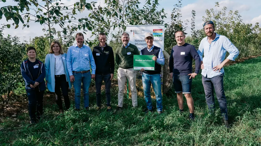 Boden erleben, Landwirtschaft besser verstehen / Die bundesweite Gemeinschaftsaktion des Netzwerks Leitbetriebe Pflanzenbau hat ein Jahr lang Menschen für die faszinierende Welt des Bodens begeistert - Bild: presseportal.de
