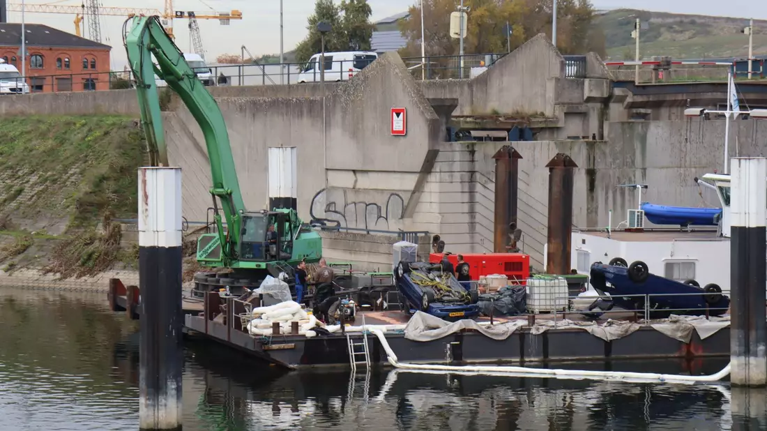 Zwei Autos auf dem Schiff wurden durch den Zusammenstoß in den Industriehafen geschoben. Sie wurden später von Experten geborgen. - Bild: Marco Priebe/dpa