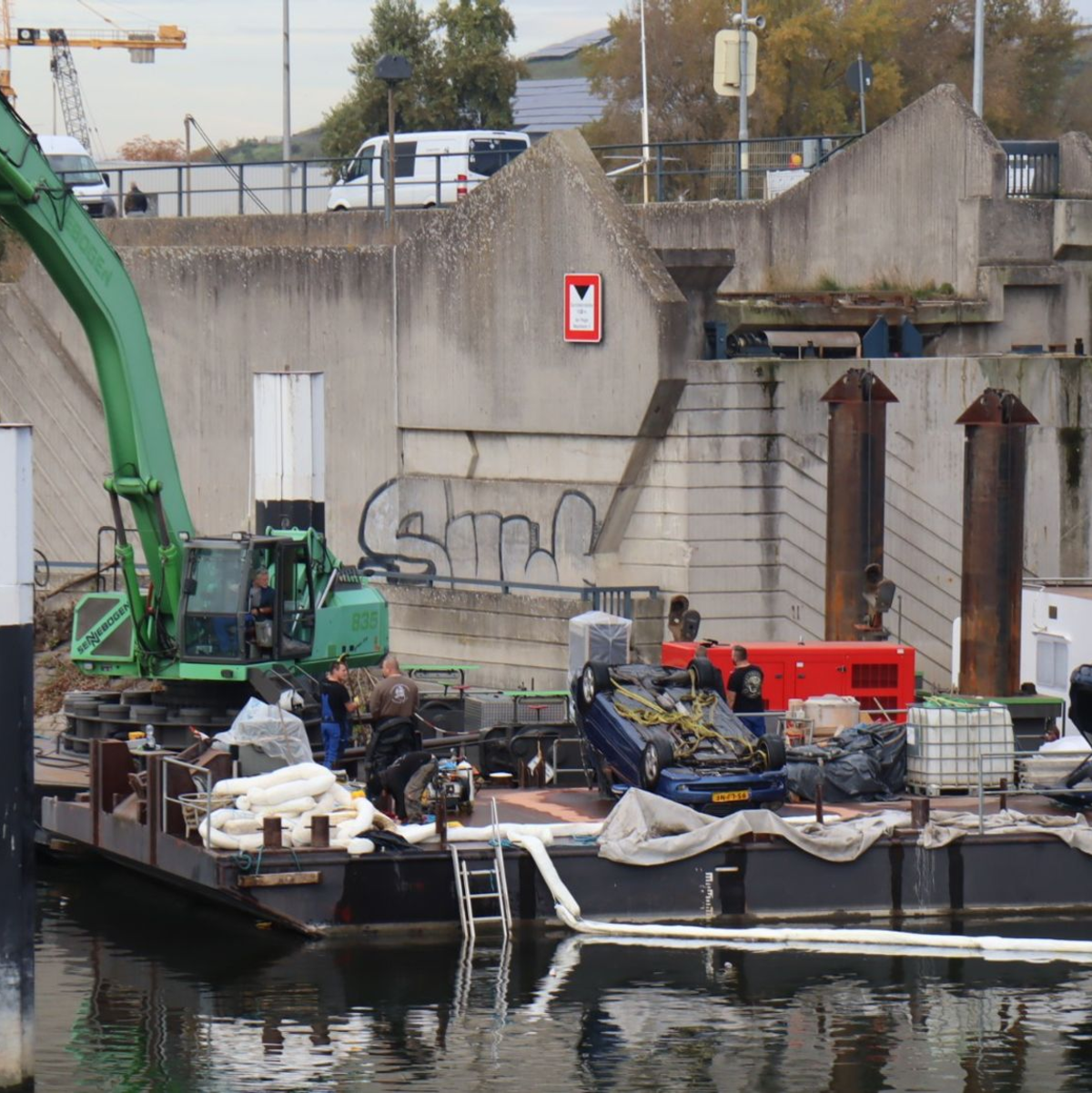Zwei Autos auf dem Schiff wurden durch den Zusammenstoß in den Industriehafen geschoben. Sie wurden später von Experten geborgen. - Foto: Marco Priebe/dpa