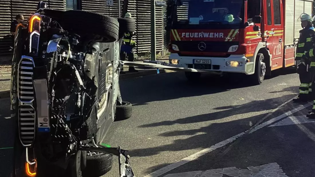 FW-M: Pkw landet auf der Seite (Schwabing) - Bild: presseportal.de