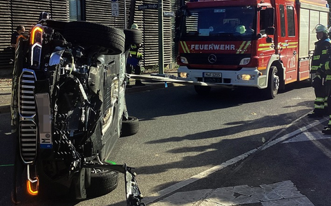 FW-M: Pkw landet auf der Seite (Schwabing) - Foto: presseportal.de