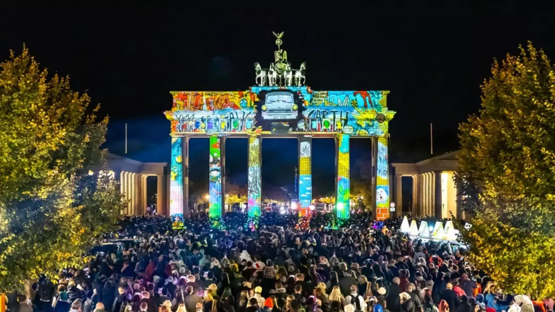 Besucherrekord beim 20. Festival of Lights Berlin: Mehr als 3,5 Mio. Menschen feierten 10 Nächte lang friedlich, fröhlich und gemeinsam die Freiheit - Bild: presseportal.de