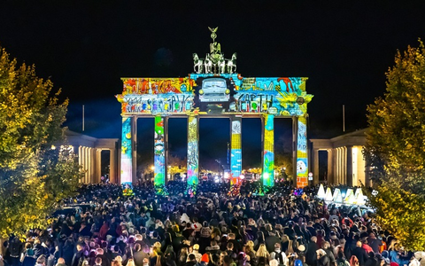 Besucherrekord beim 20. Festival of Lights Berlin: Mehr als 3,5 Mio. Menschen feierten 10 Nächte lang friedlich, fröhlich und gemeinsam die Freiheit - Foto: presseportal.de
