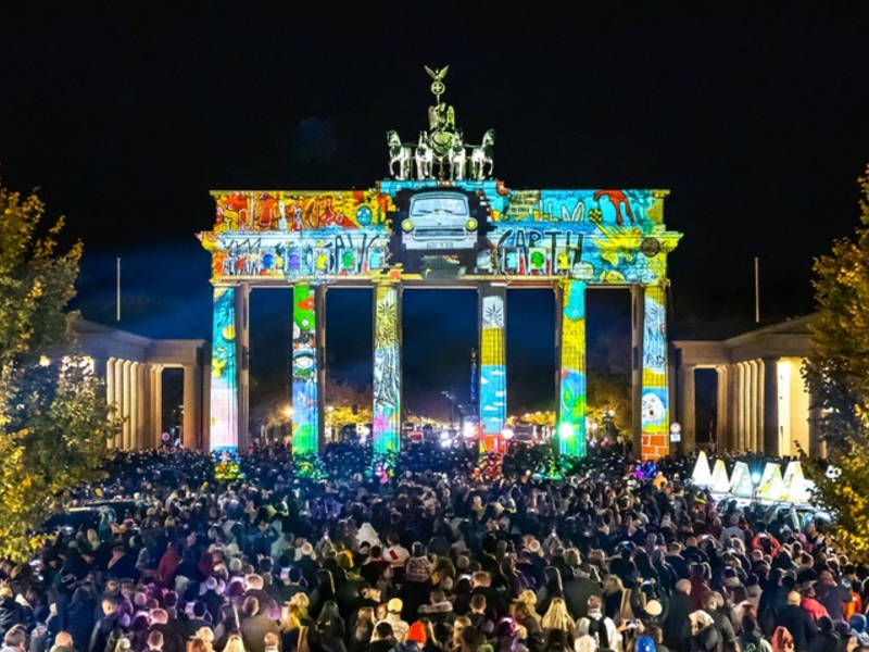 Besucherrekord beim 20. Festival of Lights Berlin: Mehr als 3,5 Mio. Menschen feierten 10 Nächte lang friedlich, fröhlich und gemeinsam die Freiheit - Foto: presseportal.de