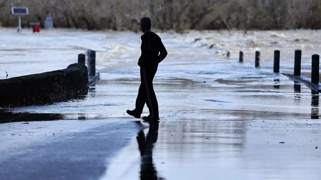 In Teilen von Frankreich sorgen große Regenmengen  für Überschwemmungen (Archivbild). - Bild: Clement Mahoudeau/AFP/dpa