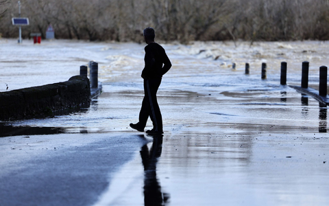In Teilen von Frankreich sorgen große Regenmengen  für Überschwemmungen (Archivbild). - Foto: Clement Mahoudeau/AFP/dpa