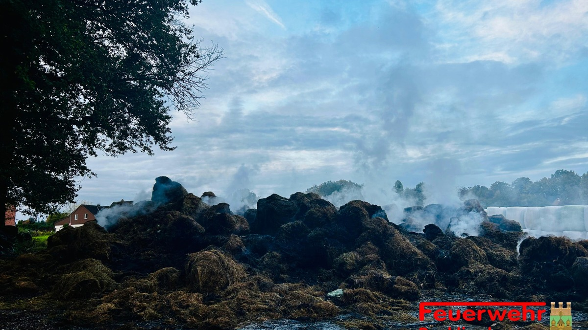 FW-RE: Schlussmeldung: Brand von mehreren Strohballen auf einem landwirtschaftlichen Betrieb - Feuerwehr im Großeinsatz - Foto: presseportal.de