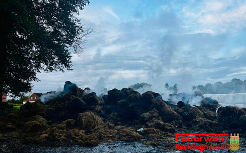 FW-RE: Schlussmeldung: Brand von mehreren Strohballen auf einem landwirtschaftlichen Betrieb - Feuerwehr im Großeinsatz - Foto: presseportal.de