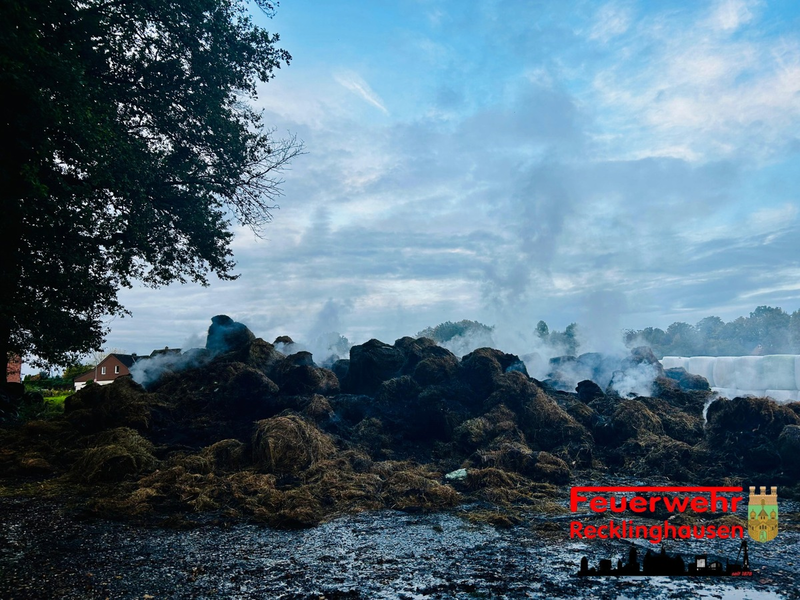 FW-RE: Schlussmeldung: Brand von mehreren Strohballen auf einem landwirtschaftlichen Betrieb - Feuerwehr im Großeinsatz - Foto: presseportal.de