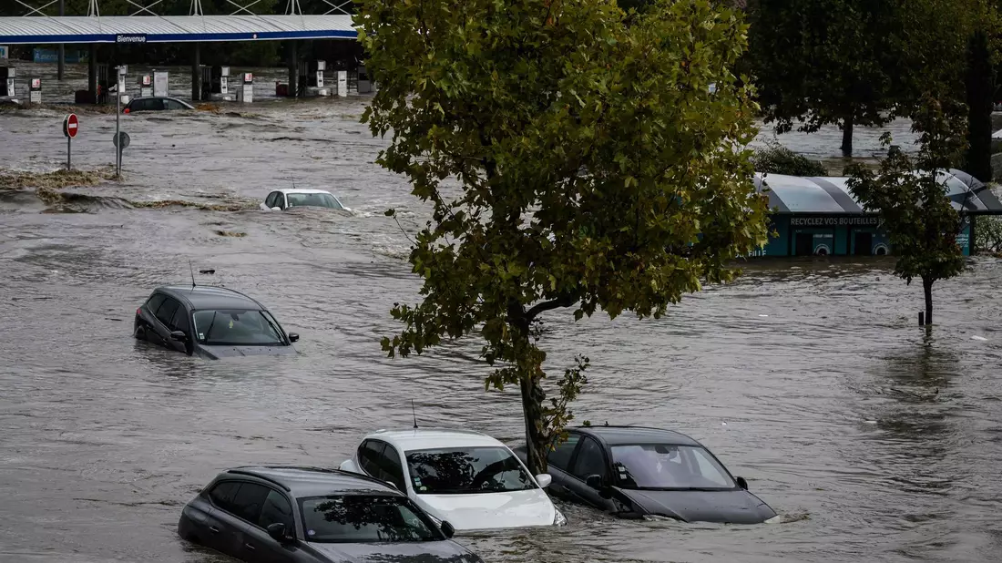 Gefährlicher Kampf in den Wassermassen in Givors südlich von Lyon. - Bild: Jean-Philippe Ksiazek/AFP/dpa