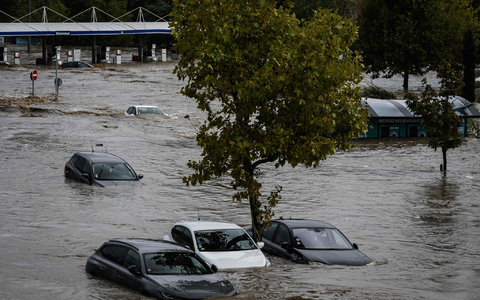 Gefährlicher Kampf in den Wassermassen in Givors südlich von Lyon. - Foto: Jean-Philippe Ksiazek/AFP/dpa