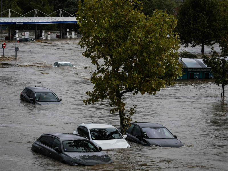Gefährlicher Kampf in den Wassermassen in Givors südlich von Lyon. - Foto: Jean-Philippe Ksiazek/AFP/dpa