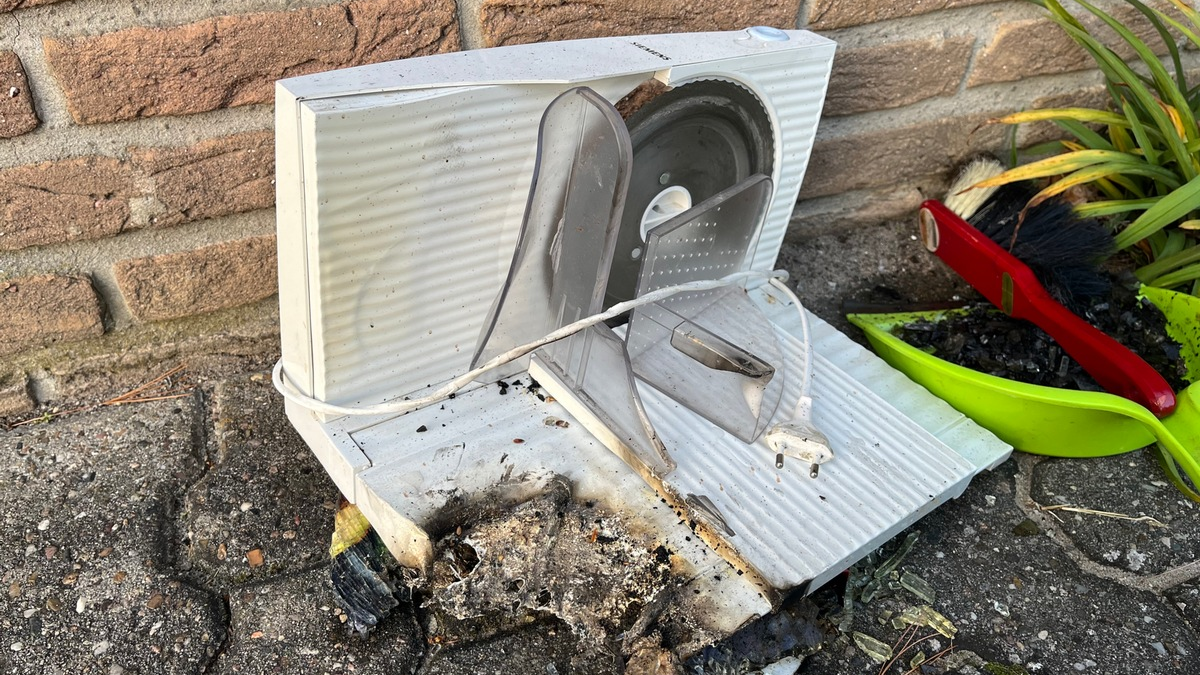 FW Hambühren: Feuerwehrmann rückt zu Brand in eigener Küche aus / Rauchmelder verhindern womöglich Schlimmeres - Foto: presseportal.de