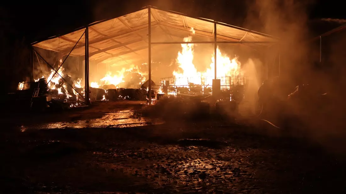 FW Gangelt: Brand einer Strohhalle in Breberen - Bild: presseportal.de