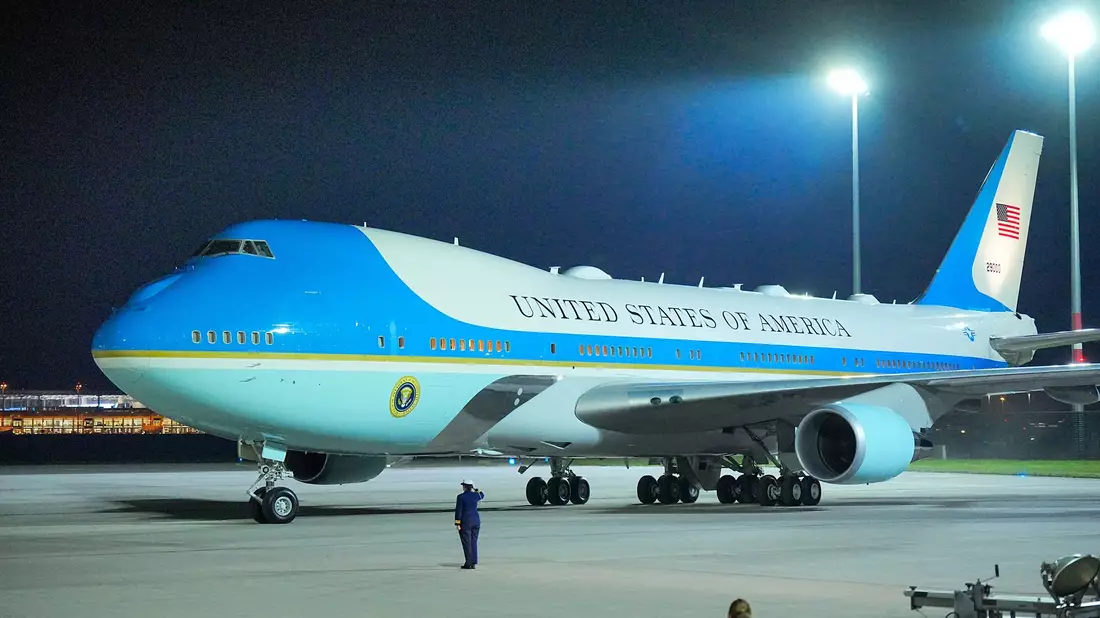 Die Air Force One von US-Präsident Biden ist am Abend in Berlin gelandet.  - Bild: Michael Kappeler/dpa