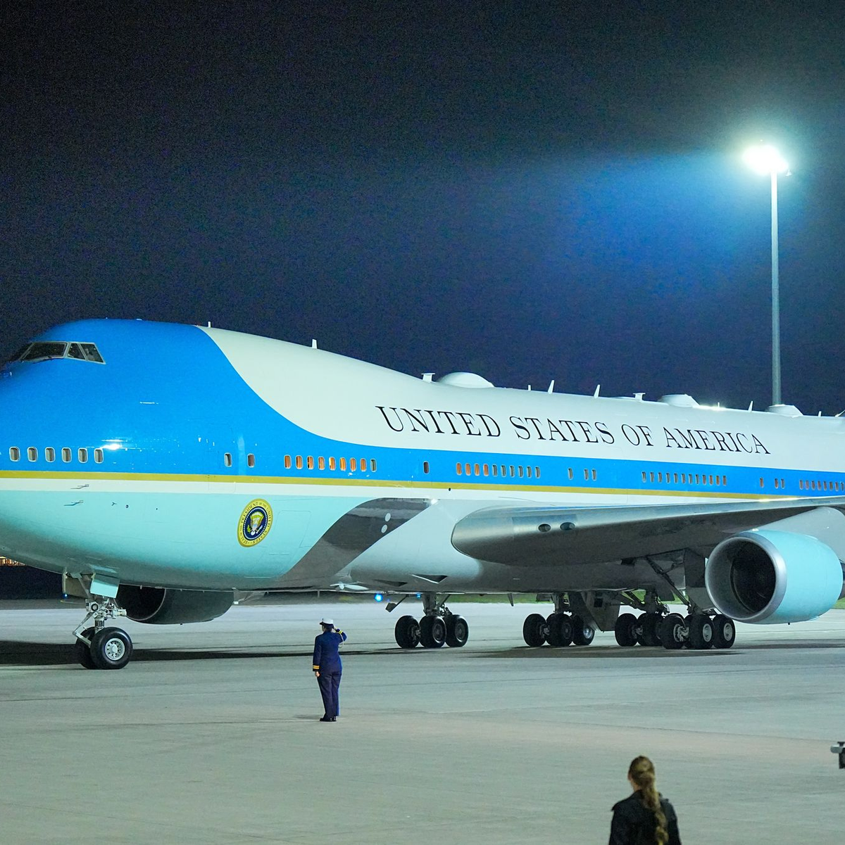 Die Air Force One von US-Präsident Biden ist am Abend in Berlin gelandet.  - Foto: Michael Kappeler/dpa