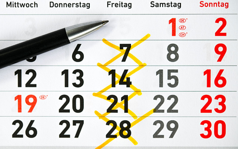Feiertage in der Woche lassen die Gesamtzahl der Arbeitstag sinken.  - Foto: Sina Schuldt/dpa