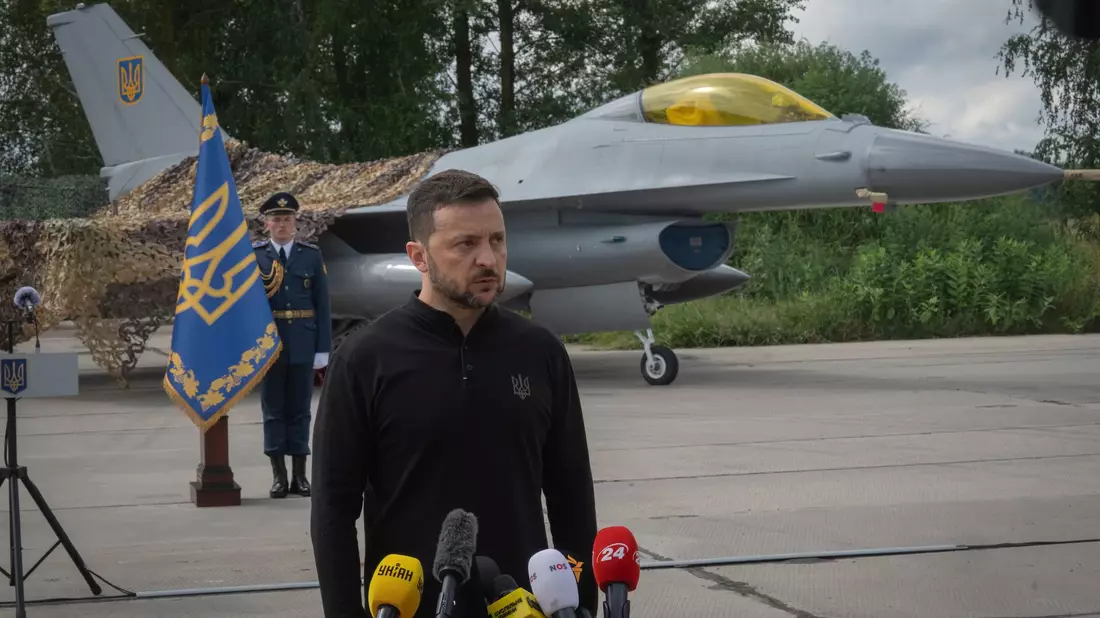Die ersten Kampfjets F-16 fliegen bereits über der Ukraine, weitere sollen dazukommen. (Archivbild) - Bild: Efrem Lukatsky/AP/dpa