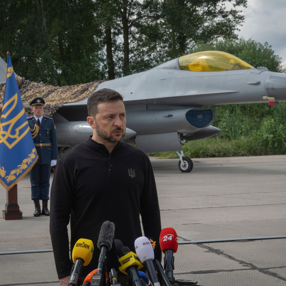 Die ersten Kampfjets F-16 fliegen bereits über der Ukraine, weitere sollen dazukommen. (Archivbild) - Foto: Efrem Lukatsky/AP/dpa