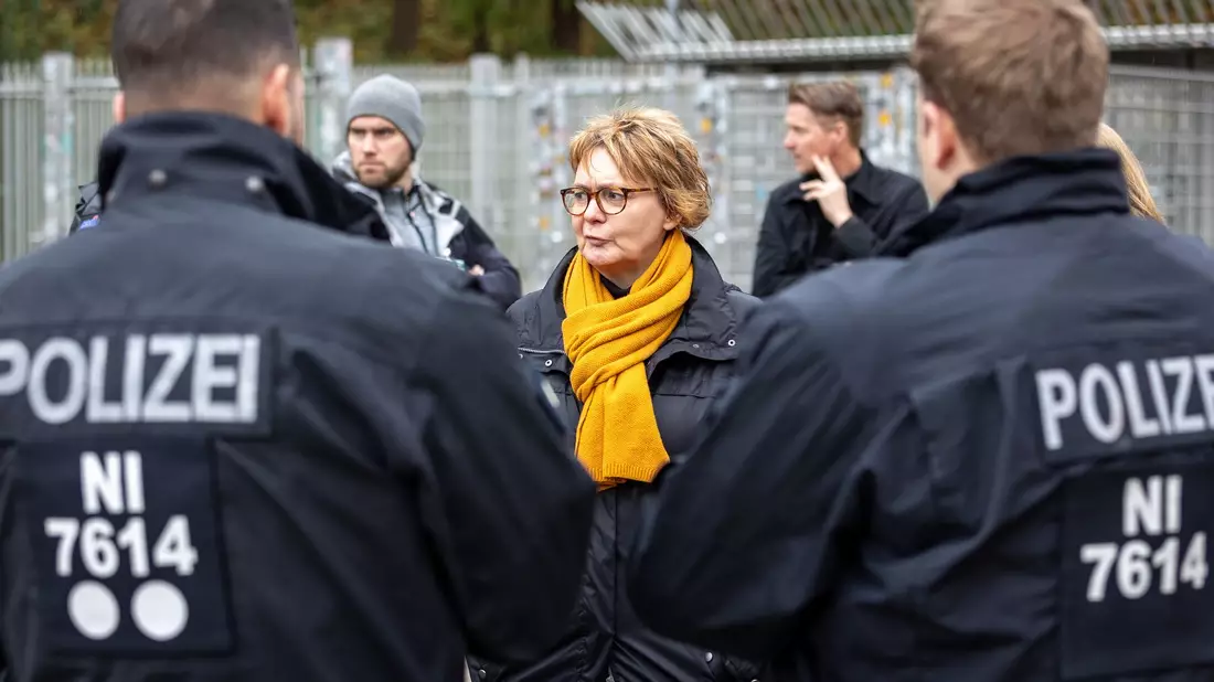 Niedersachsens Innenministerin Behrens hatte in den vergangenen Monaten auf einen Ausschluss aller Gästefans beim Derby Braunschweig gegen Hannover gedrängt. (Archivbild) - Bild: Moritz Frankenberg/dpa