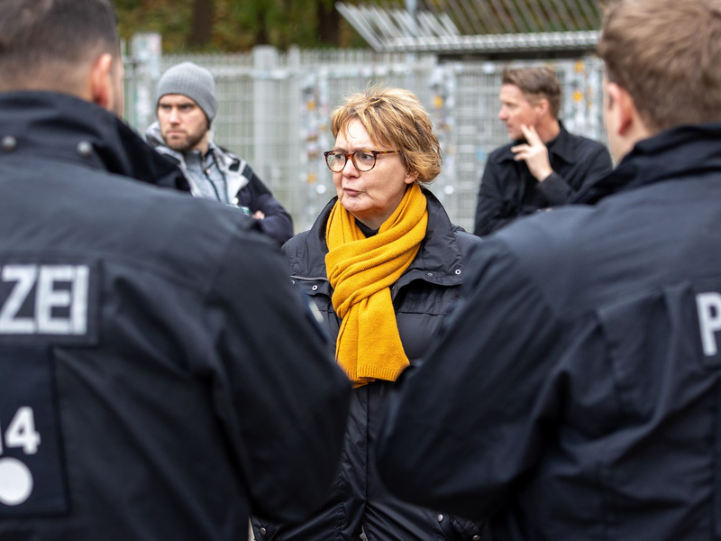 Niedersachsens Innenministerin Behrens hatte in den vergangenen Monaten auf einen Ausschluss aller Gästefans beim Derby Braunschweig gegen Hannover gedrängt. (Archivbild) - Foto: Moritz Frankenberg/dpa
