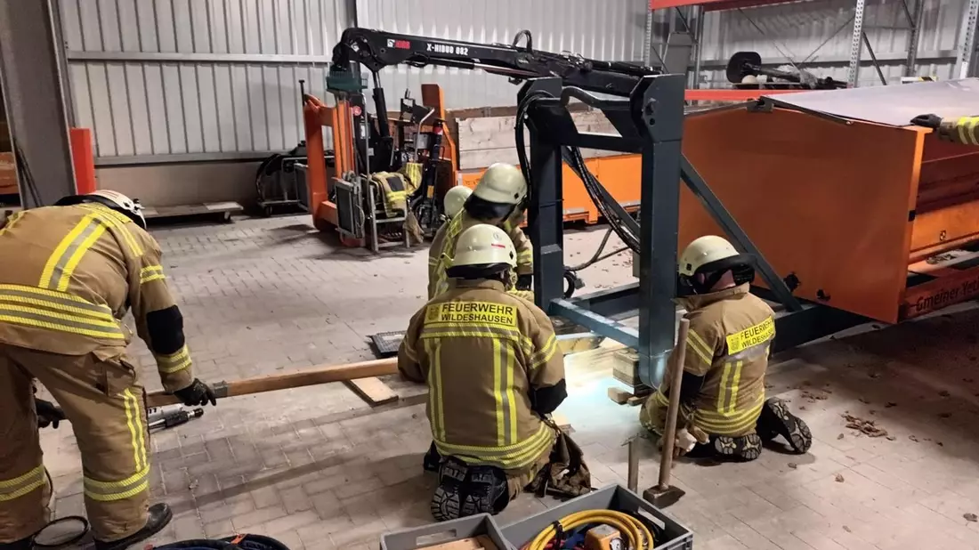 FW-OLL: Ü50 Gruppe der Feuerwehr Wildeshausen übt Heben von Lasten - Technische und handwerkliche Methoden erfolgreich erprobt - Bild: presseportal.de