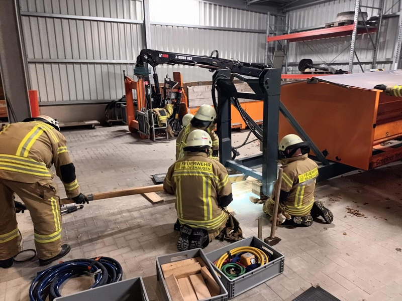 FW-OLL: Ü50 Gruppe der Feuerwehr Wildeshausen übt Heben von Lasten - Technische und handwerkliche Methoden erfolgreich erprobt - Foto: presseportal.de