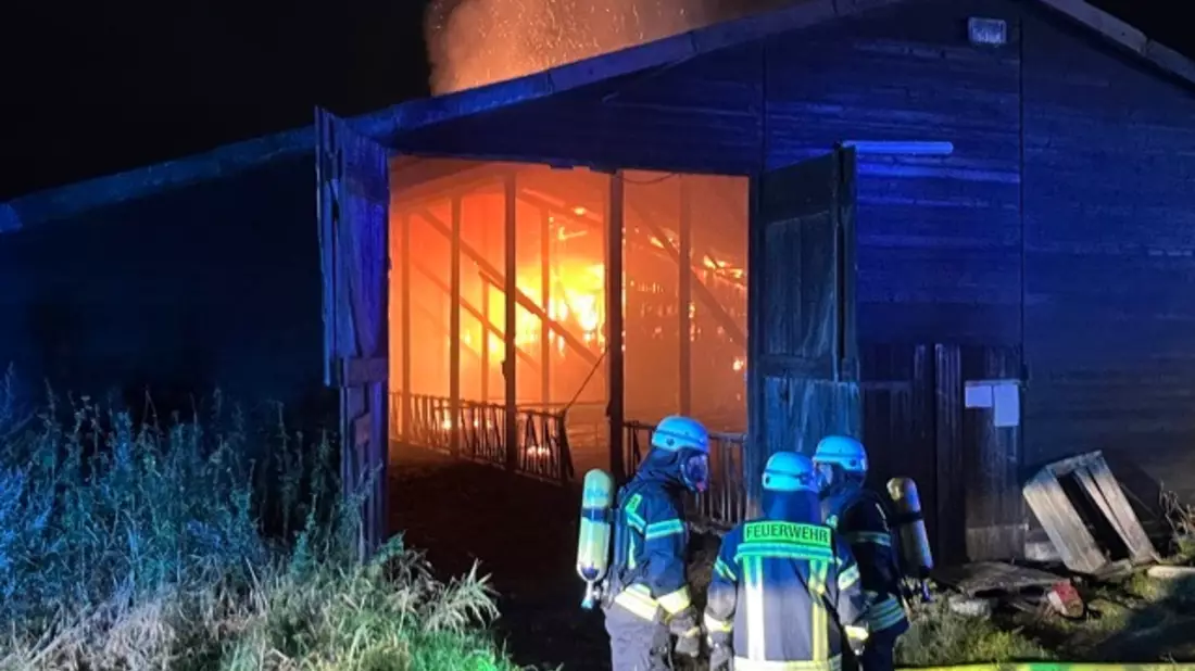 POL-STD: Großalarm in Wischhafen - Stallgebäude durch Feuer erheblich beschädigt, Unbekannte werfen Steine auf Radfahrer in Stade - Polizei sucht Zeugen - Bild: presseportal.de