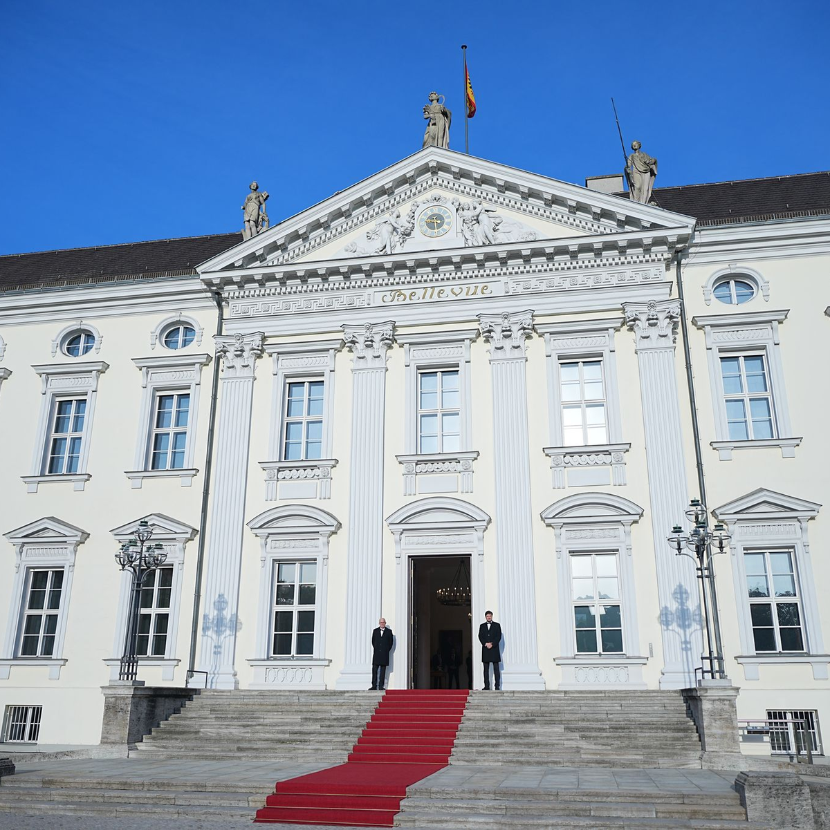 Scharfschützen sicherten den Bereich vor dem Schloss Bellevue. - Foto: Michael Kappeler/dpa