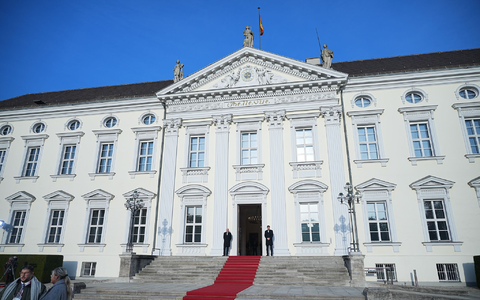 Scharfschützen sicherten den Bereich vor dem Schloss Bellevue. - Foto: Michael Kappeler/dpa