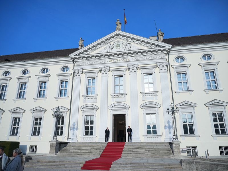 Scharfschützen sicherten den Bereich vor dem Schloss Bellevue. - Foto: Michael Kappeler/dpa