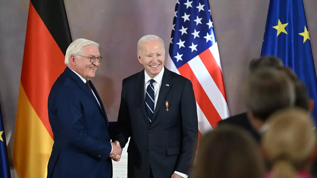 Biden erhielt den höchsten Verdienstorden der Bundesrepublik Deutschland durch Bundespräsident Steinmeier im Schloss Bellevue in Berlin. - Bild: Soeren Stache/dpa