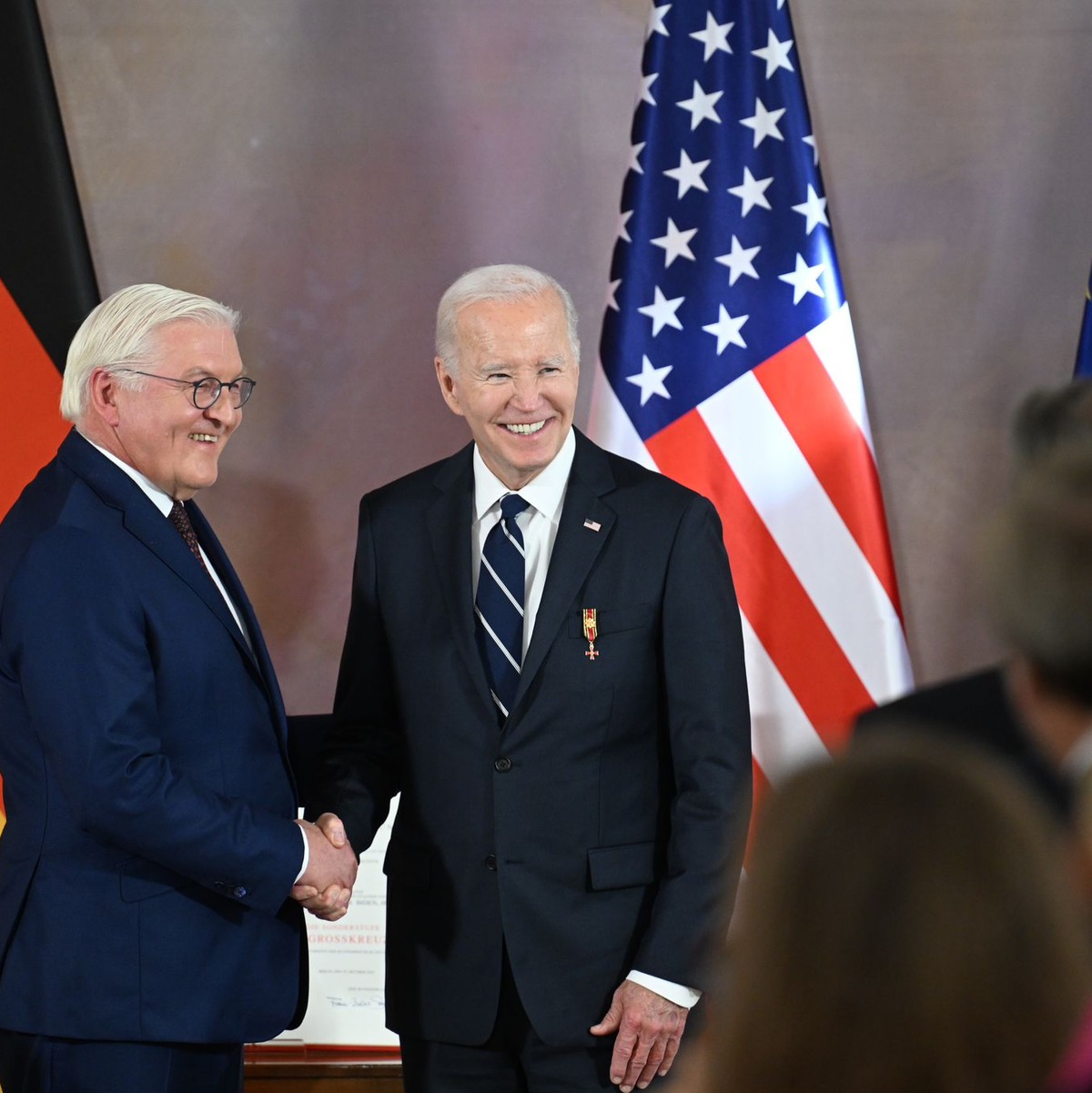 Der Bundespräsident zeichnet den US-Präsidenten mit dem höchsten deutschen Orden aus. - Foto: Soeren Stache/dpa