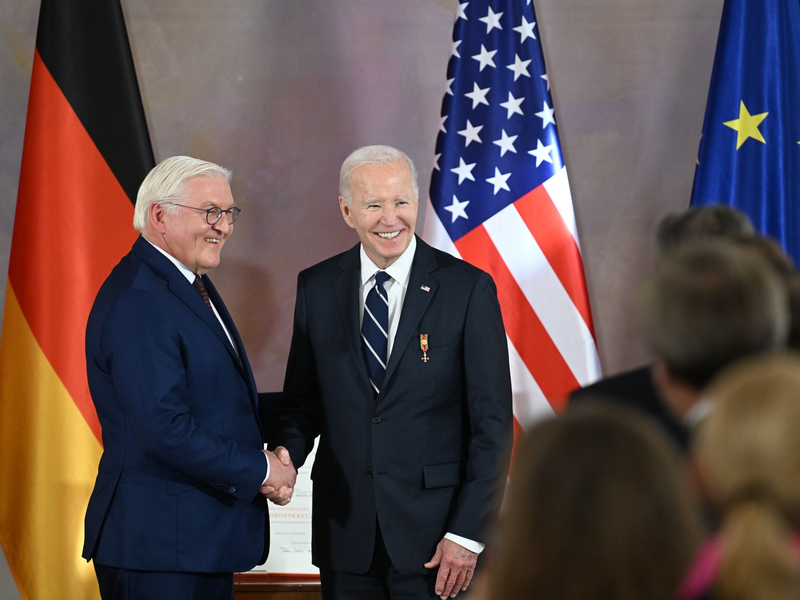 Biden erhielt den höchsten Verdienstorden der Bundesrepublik Deutschland durch Bundespräsident Steinmeier im Schloss Bellevue in Berlin. - Foto: Soeren Stache/dpa