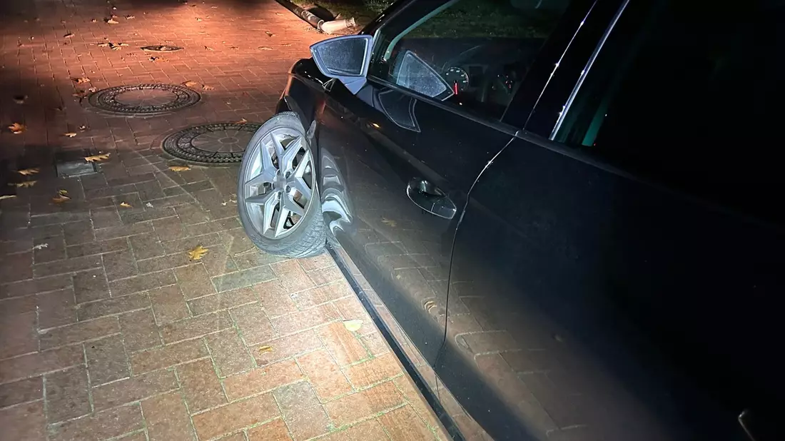 POL-DEL: Stadt Delmenhorst: Junge Autofahrerin verursacht aufgrund überhöhter Geschwindigkeit einen Verkehrsunfall +++ Eine Mitfahrerin leicht verletzt +++ Hoher Sachschaden +++ Führerschein beschlagnahmt - Bild: presseportal.de