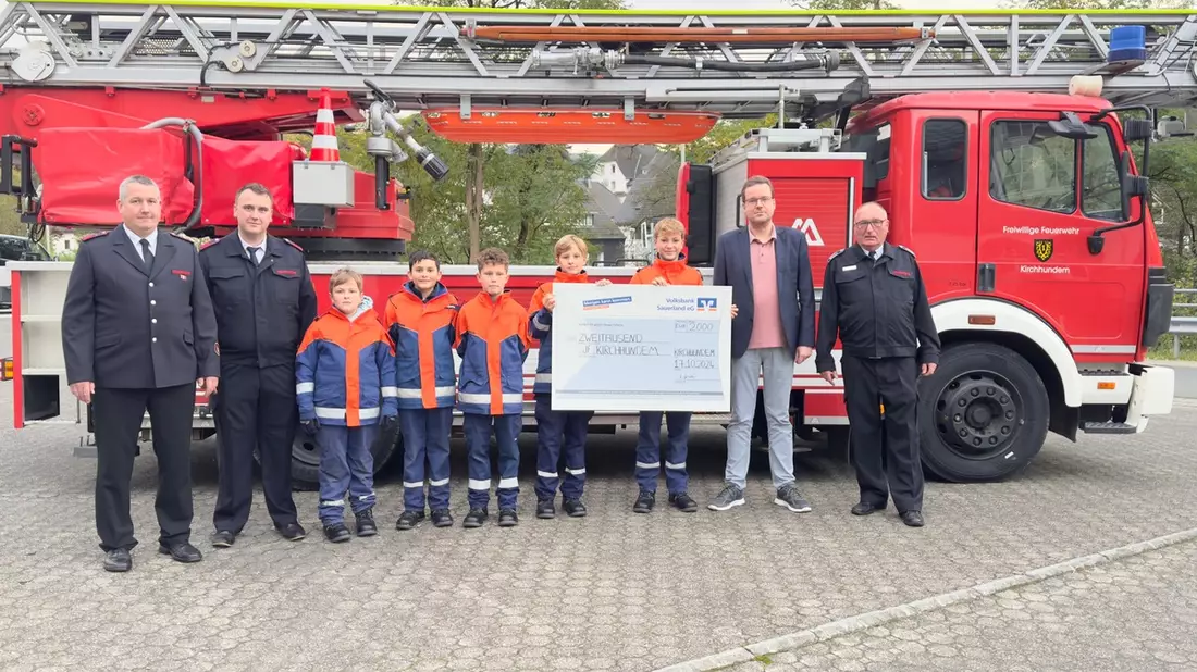 FW-OE: Spende an die Jugendfeuerwehren der Gemeinde Kirchhundem - Bild: presseportal.de