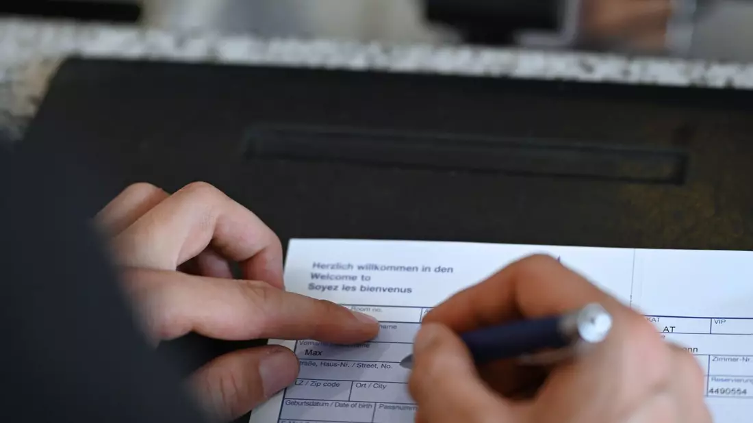 Das neue Gesetz zum Bürokratieabbau betrifft auch die Meldezettel bei Hotelübernachtungen. (Symbolbild) - Bild: Katharina Kausche/dpa