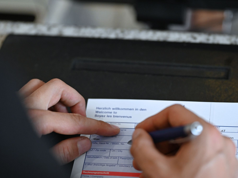 Das neue Gesetz zum Bürokratieabbau betrifft auch die Meldezettel bei Hotelübernachtungen. (Symbolbild) - Foto: Katharina Kausche/dpa